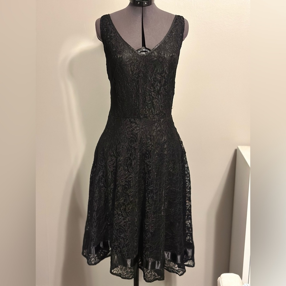 Tahari black lace dress, v-neck, sleeveless, size 14